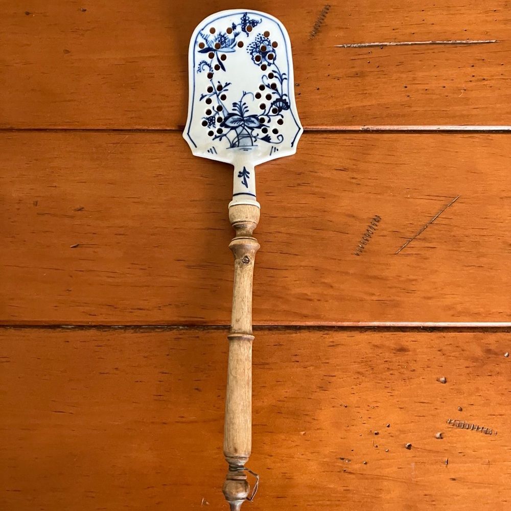 Meissen Blue Onion Porcelain Spatula